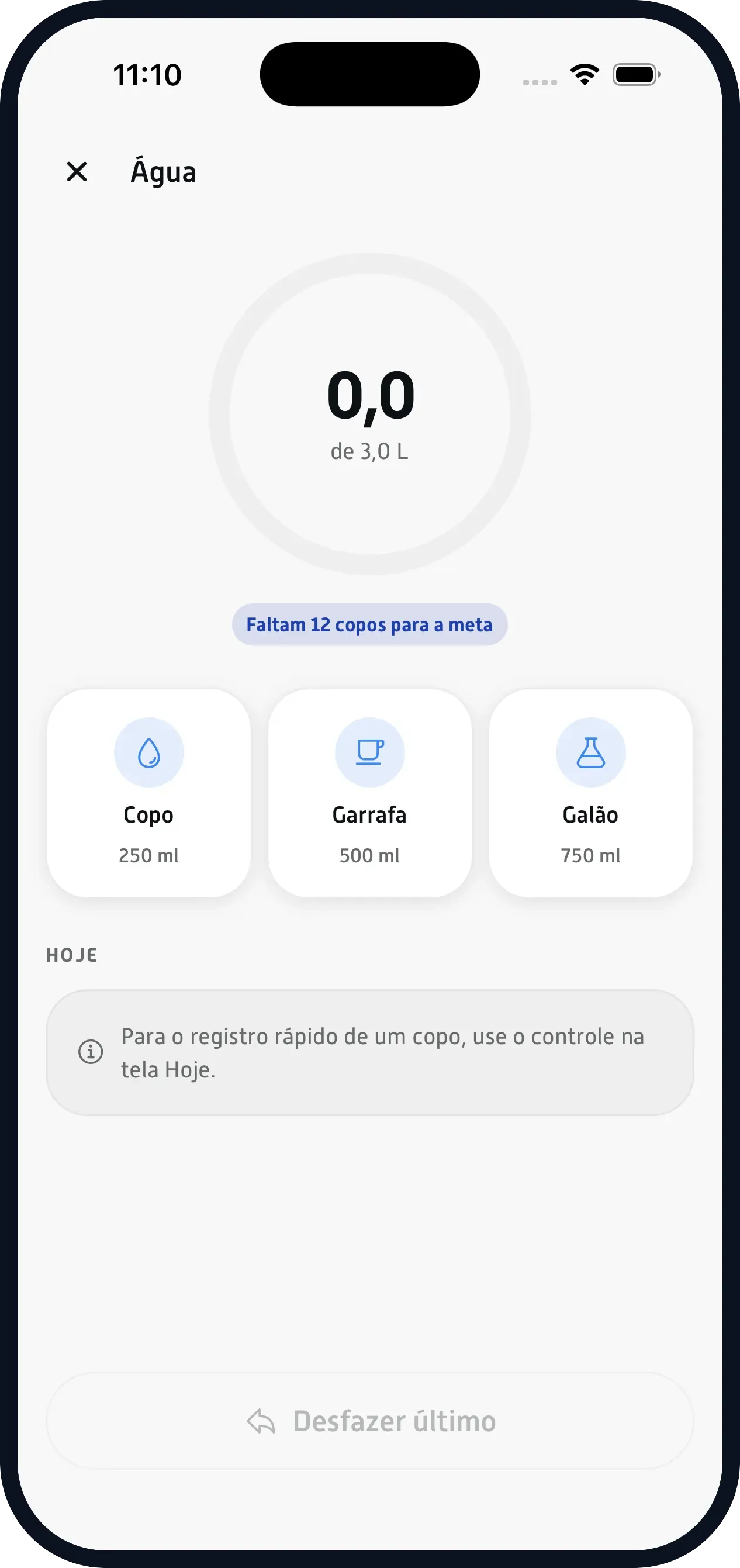 Água em um toque. A meta do dia e o copo que ele acabou de beber.