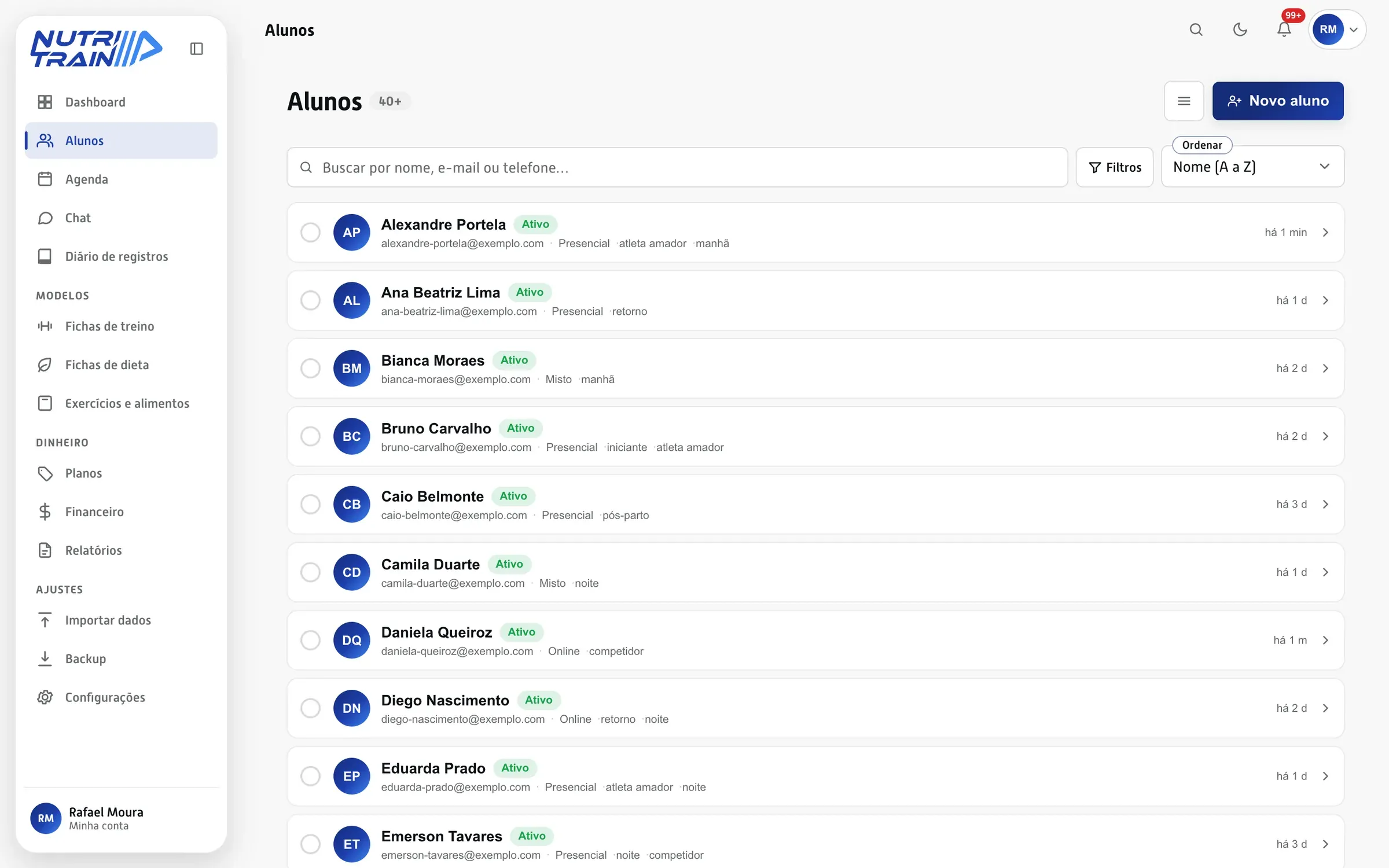 A carteira inteira numa lista. Busca, filtro e o status de cada aluno. O mesmo jeito de trabalhar com 5 ou com 500.
