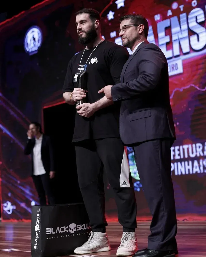 Rodrigo Capello no palco do Campeonato Paranaense recebendo o prêmio de Top Coach