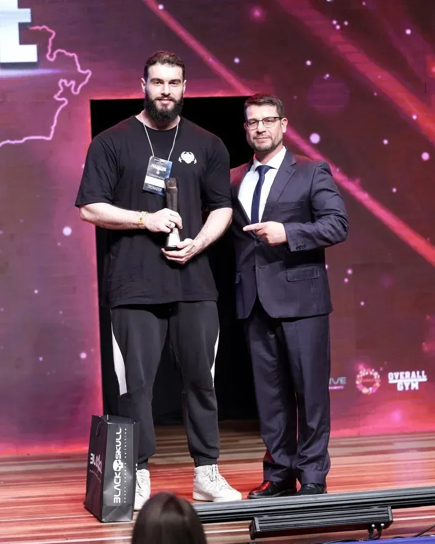 Rodrigo Capello no palco do Campeonato Paranaense recebendo o prêmio de Top Coach